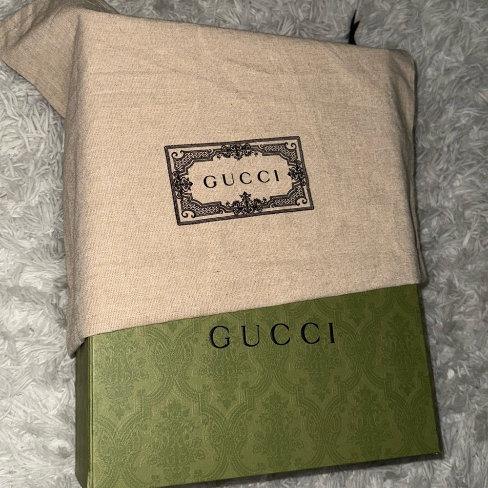 Elegant Authentic Gucci 🖤 Quilted Bag. No rips, no tears please see all photos. - Picture 4 of 12